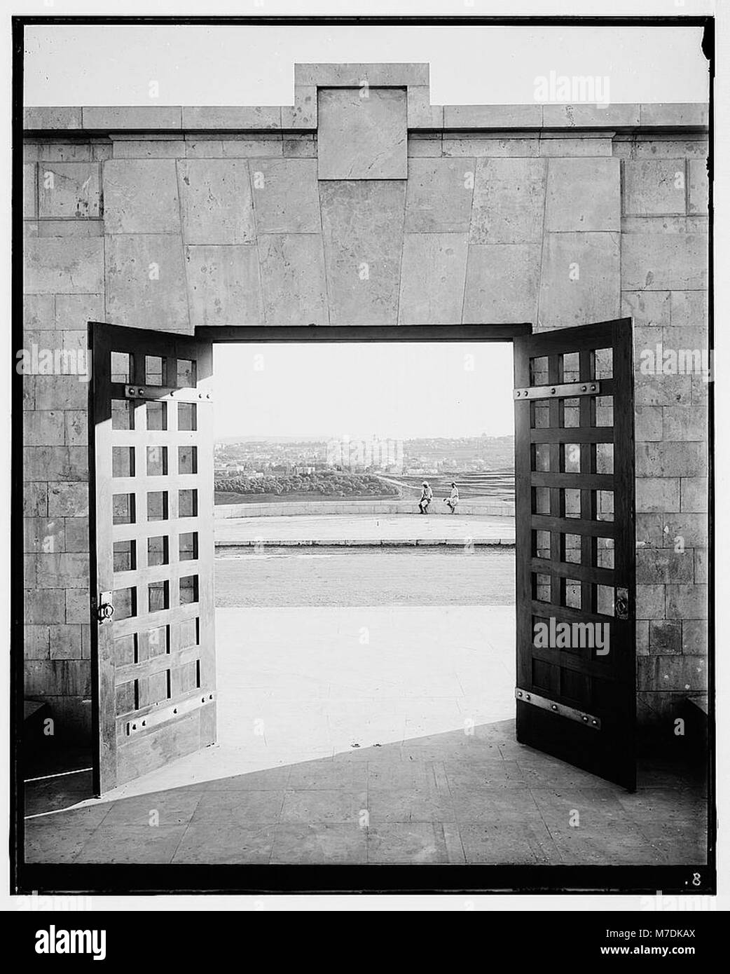 Der Militärfriedhof am Mt. Scopus in Jerusalem ist eine bedeutende Grabstätte, die eine feierliche Gedenkstätte für gefallene Soldaten bietet. Dieses Bild zeigt die Grundrisse des Friedhofs und die respektvolle Atmosphäre, die ihn umgibt. Stockfoto