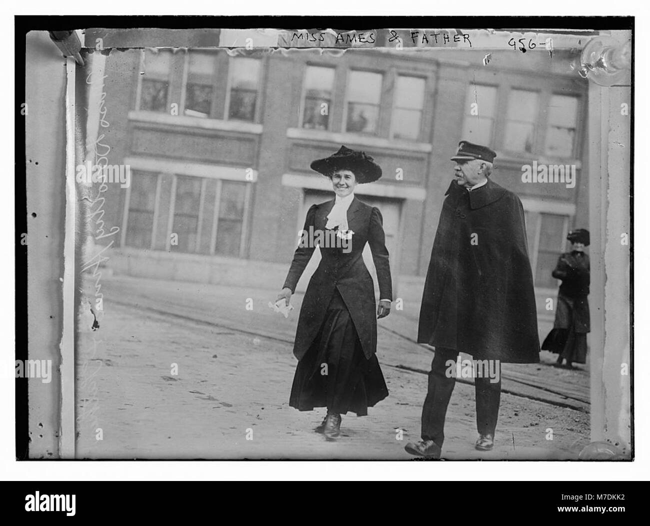 Miss Ames und ihr Vater zusammen gehen LCCN 2014684492 Stockfoto