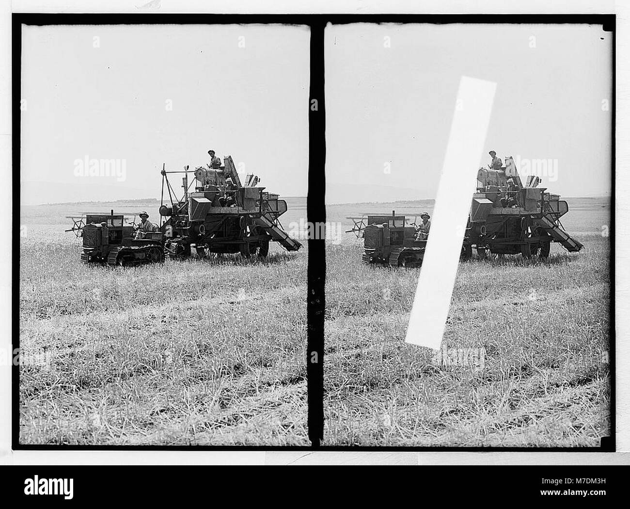 Eine moderne Erntemaschine, die am 26. Mai 1935 in der Ebene von Esdraelon arbeitete. Das Bild zeigt die landwirtschaftliche Tätigkeit in der Region und unterstreicht den Einsatz moderner Maschinen. Stockfoto