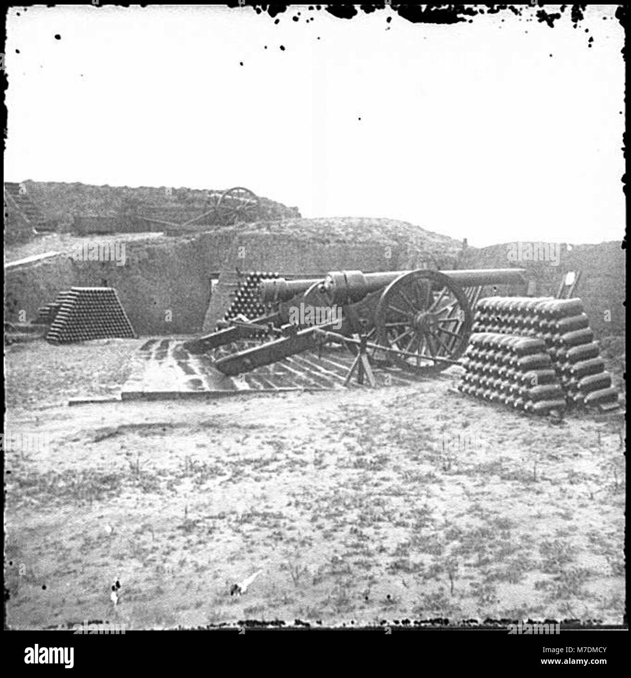 Ein historisches Bild von zwei 100 Pfund schweren Parrott-Geschützen und Munitionsstapeln in Fort Putnam auf Morris Island, South Carolina, das die militärischen Befestigungen während des Bürgerkriegs hervorhebt. Stockfoto