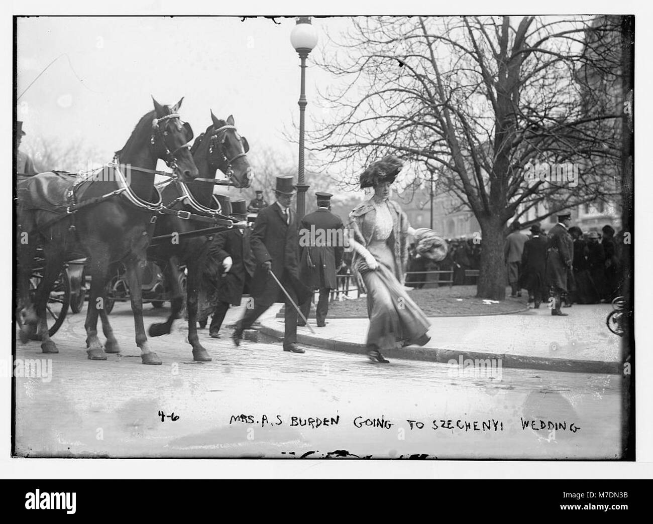 Ein Foto, das Mrs. A. S. Burden auf dem Weg zur Szechenyi-Hochzeit in New York festnimmt, wahrscheinlich ein prominentes Ereignis in der Gesellschaft des frühen 20. Jahrhunderts. Stockfoto