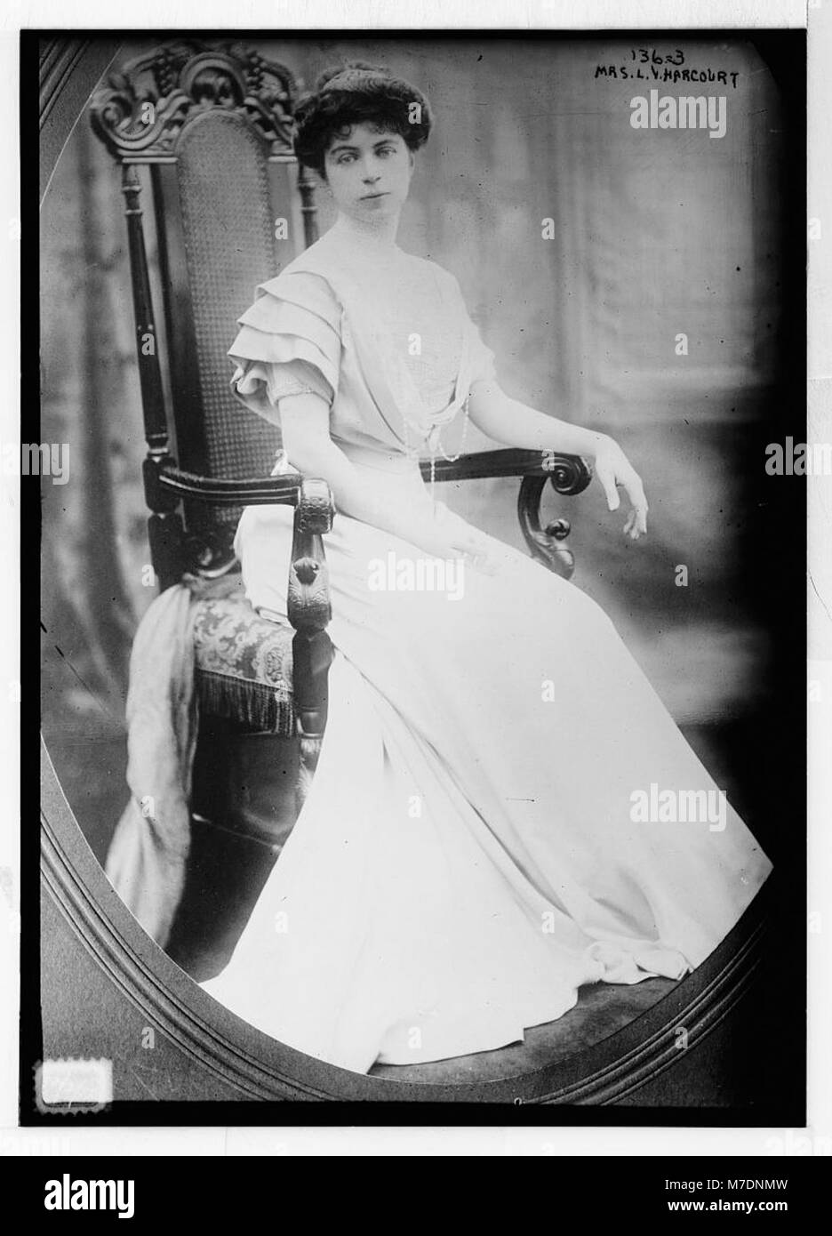 Ein Cameo-Porträt von Mrs. L.V. Harcourt in eleganter Pose, das den Mode- und formalen Porträtstil des späten 19. Jahrhunderts widerspiegelt. Dieses Bild bietet einen Einblick in das Leben der High Society und die Porträtmalerei der damaligen Zeit. Stockfoto