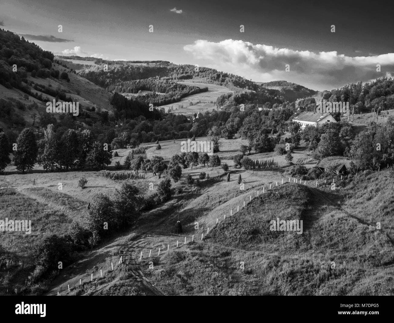 Helle Landschaft rund um die Farm im Morgenlicht. Schönen Tag und schöne Szene. Ort Karpaten, Ukraine, Europa. Stockfoto