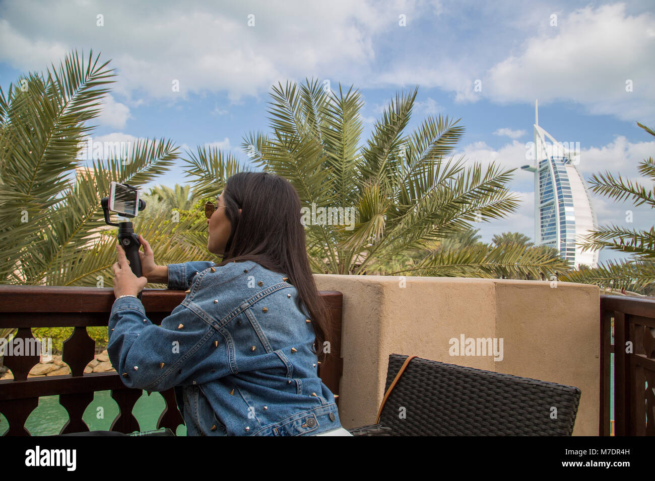 Weibliche Touristen fotografieren mit Workstation-leistung Telefon in der Nähe des Burj Al Arab Stockfoto