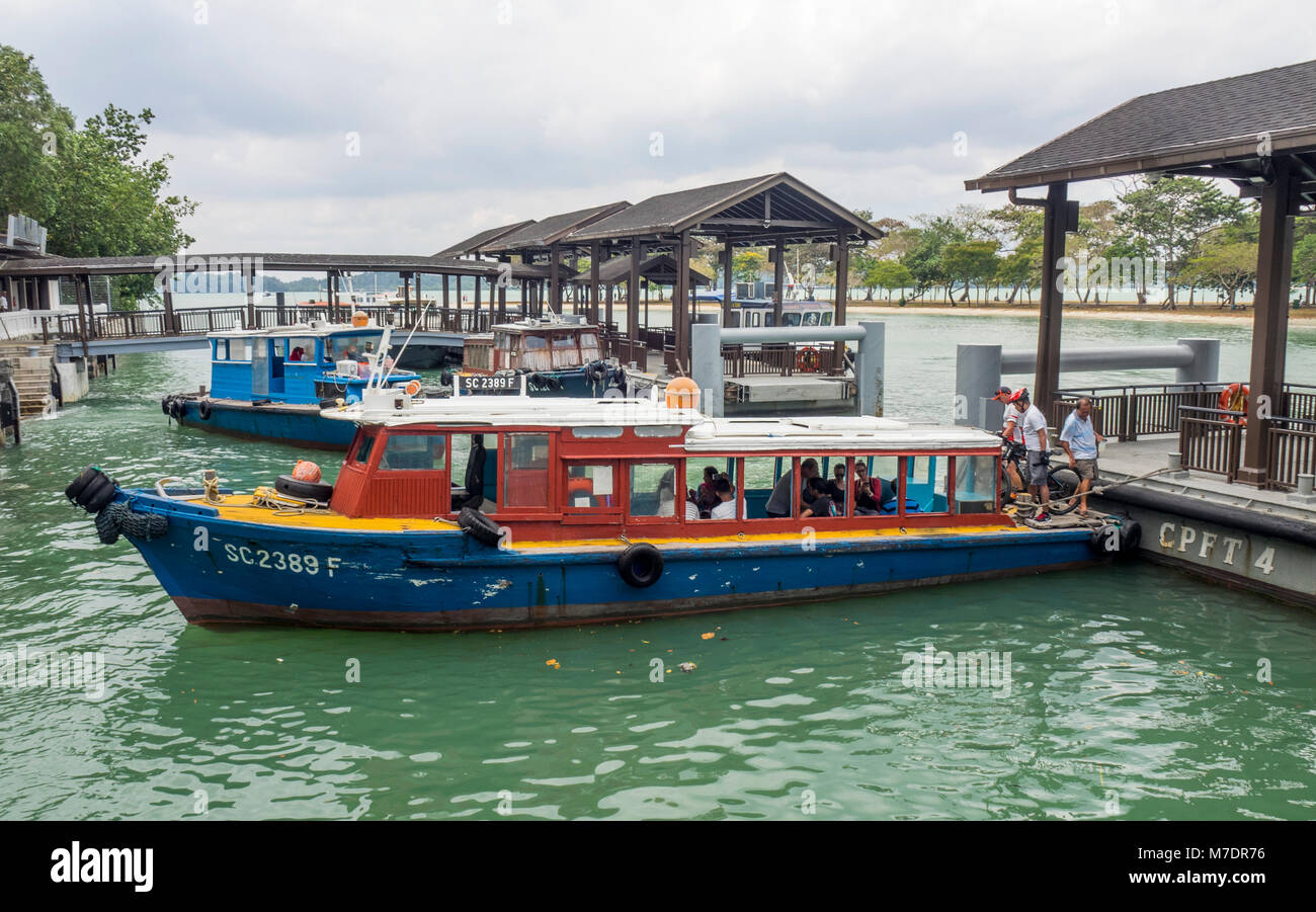 Touristen boarding ein Penner Boot in Changi Point Ferry Terminal Pulau Ubin Insel zu besuchen. Stockfoto