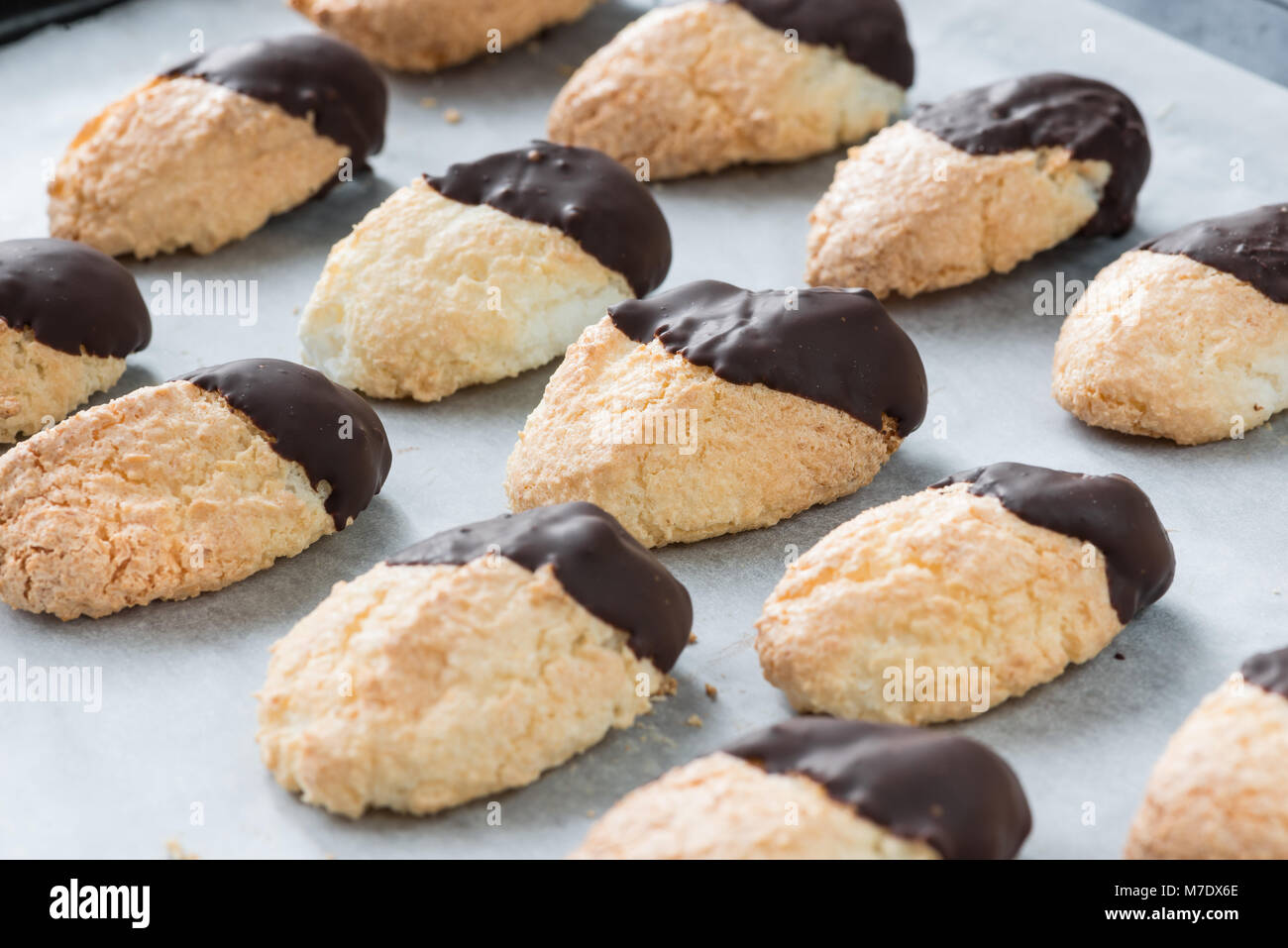 Hausgemachte Kokosnuss und Schokolade Cookies auf Backpapier, selektiver Fokus Stockfoto