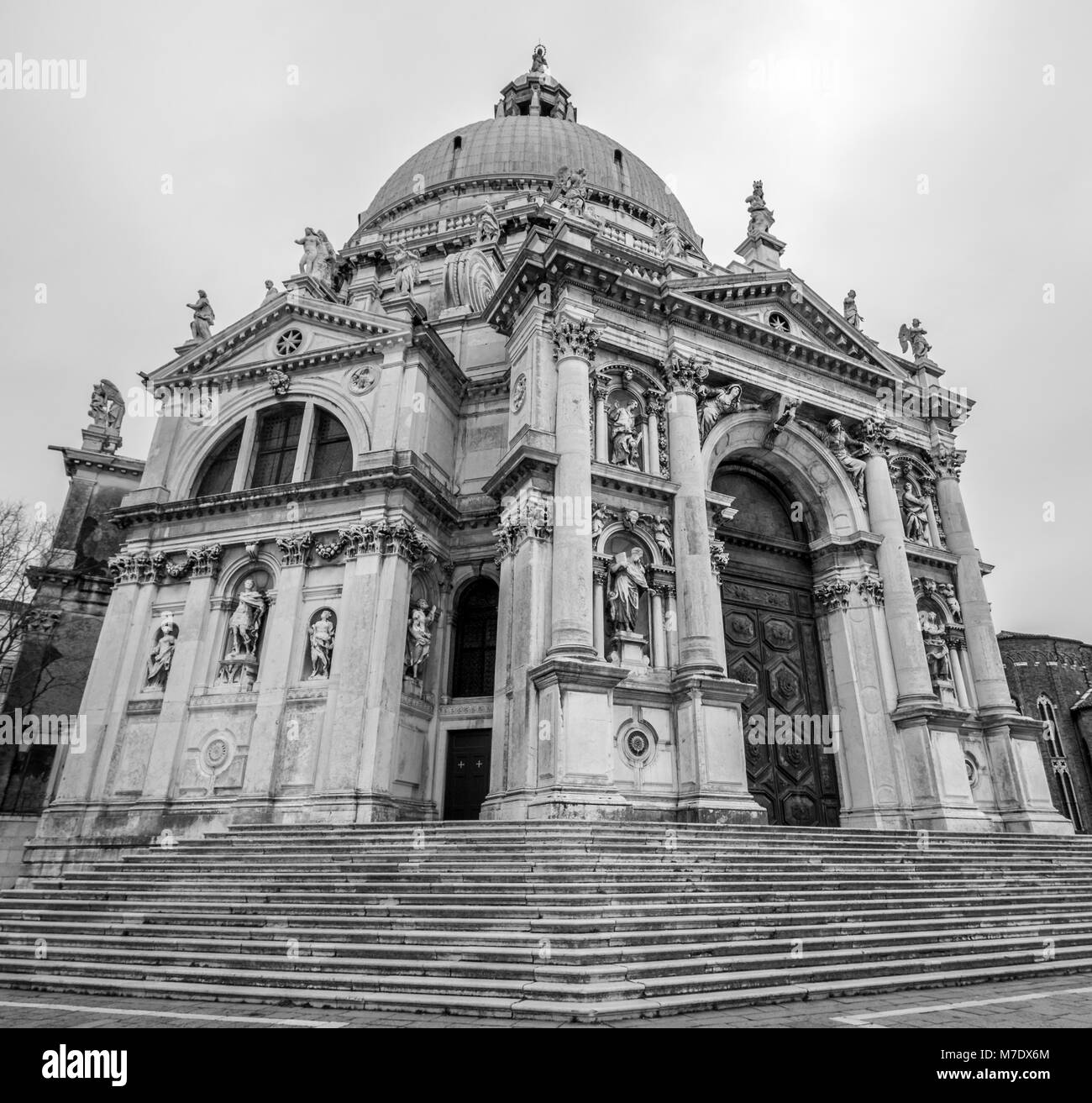 Foto von der Außenseite der Kirche Basilica di Santa Maria della Salute, Dorsoduro Venedig. Stockfoto