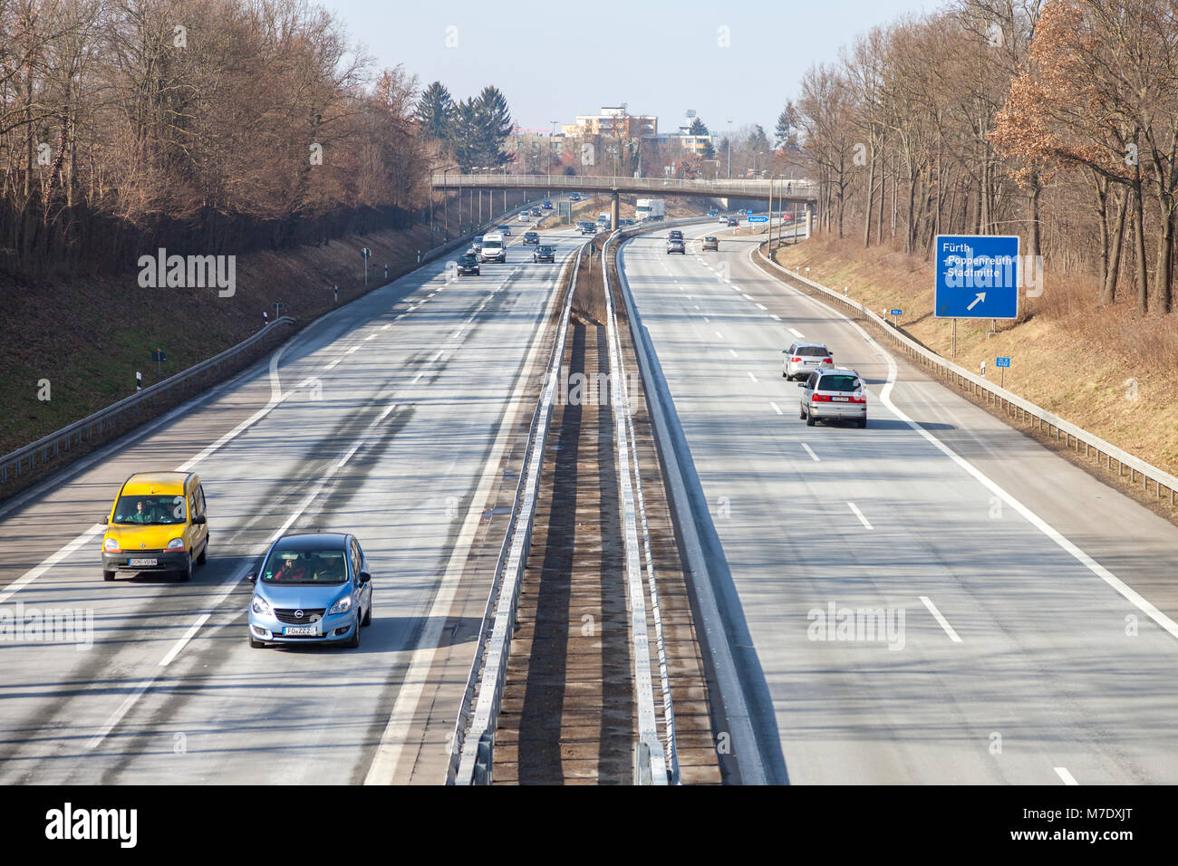 Fürth/Deutschland - März 4, 2018: Verkehr auf der deutschen Autobahn 73 in der Nähe von Fürth, Deutschland Stockfoto