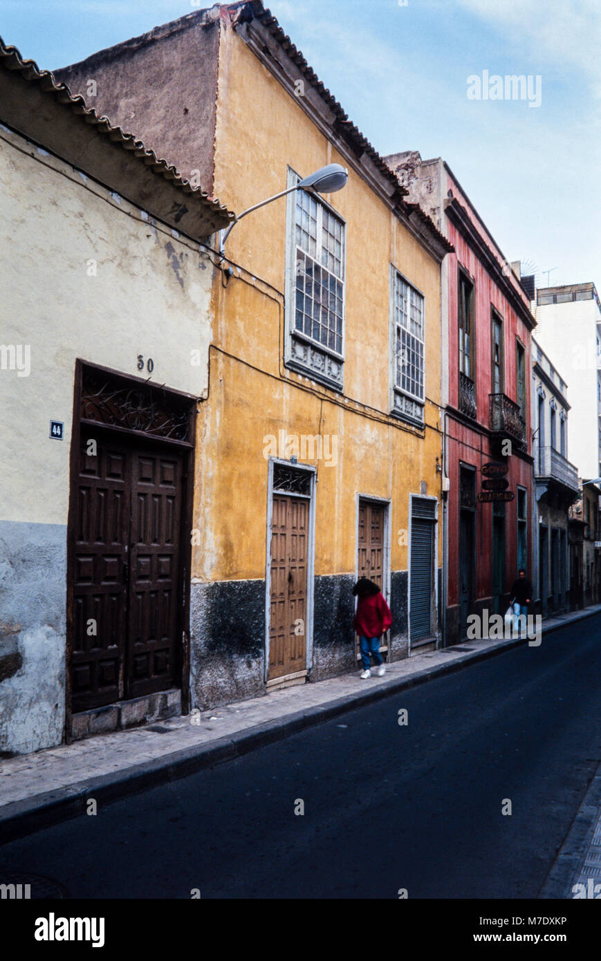 Schmutzige backstreet in Santa Cruz, mit pastellfarbenen Fassaden, alte und Ausbleichen, Archivierung Foto, 1994, Teneriffa, Kanarische Inseln, Spanien Stockfoto