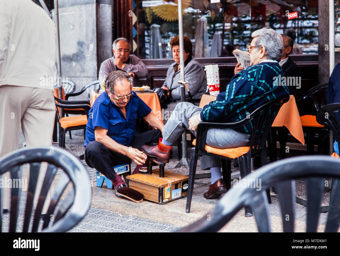 Schuhputzmaschine/-service Mann glänzende Schuhe außerhalb des Atlantico Cafe, Bar in Santa Cruz, Archivierung Foto, 1994, Teneriffa, Kanarische Inseln, Spanien Stockfoto