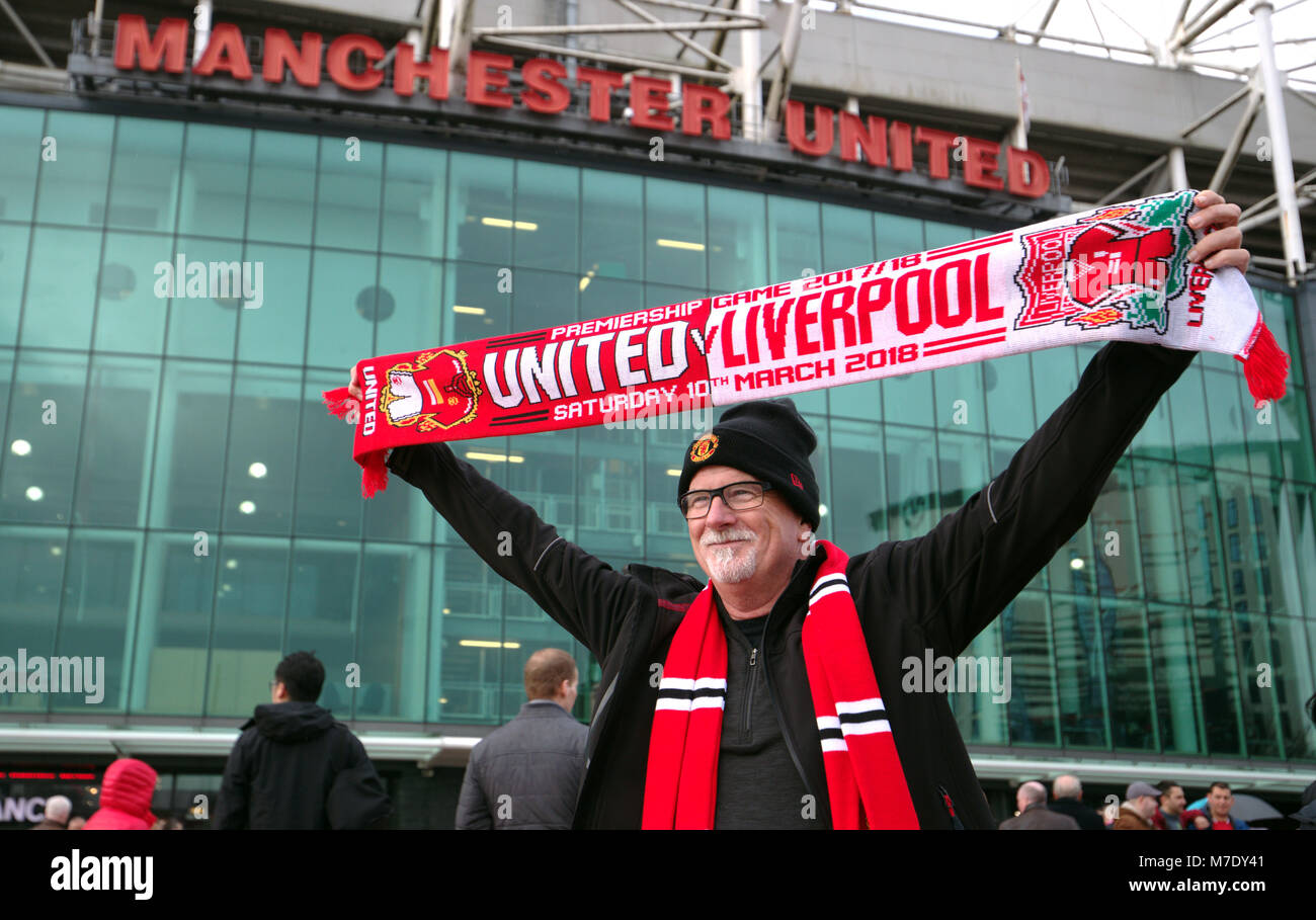 Ein Ventilator Ausserhalb Der Masse Halt Ein Manchester United Gegen Liverpool Schal Vor Dem Premier League Spiel Im Old Trafford Manchester Stockfotografie Alamy