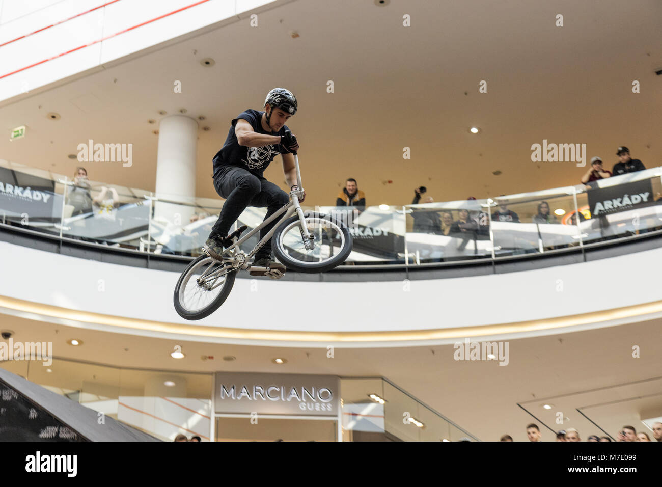 Arkady Pankrac Mall, Prag - 3. März: Biker fliegt über das letzte Hindernis während der Mall Tour 2018 am 3. März 2018 Arkady Pankrac Mall 2018, Pra Stockfoto