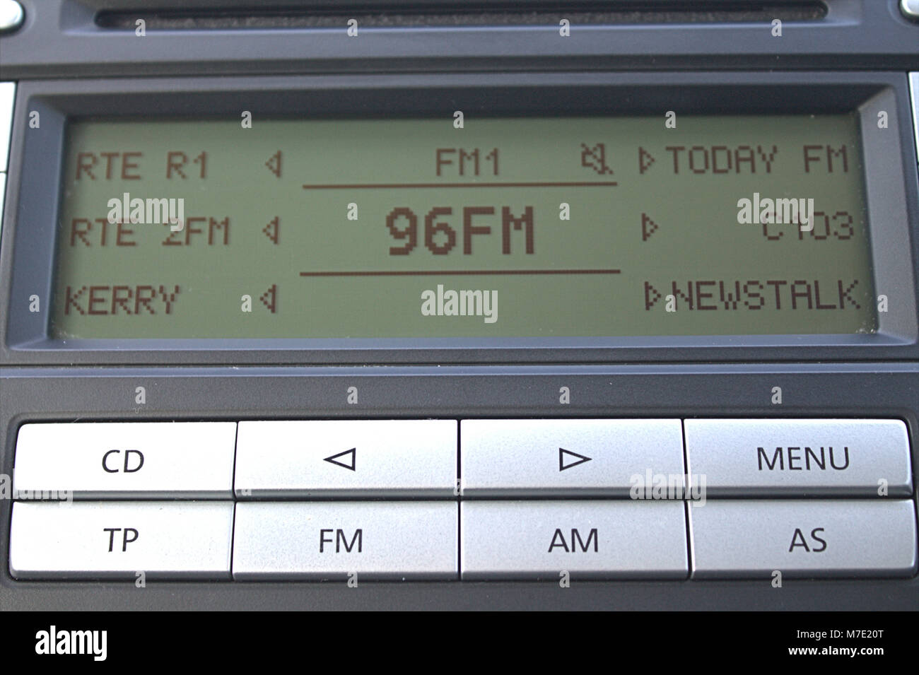 Nahaufnahme von In Car Entertainment System mit FM- und AM-Auswahl Stockfoto