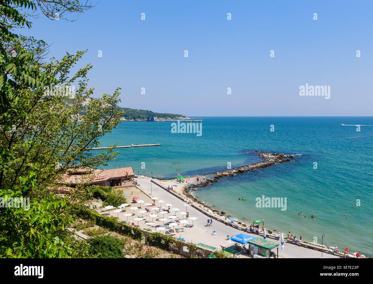 Blauer Himmel, kristallklares Wasser, Strand, Schwarzen Meer. Balchik, Bulgarien Stockfoto