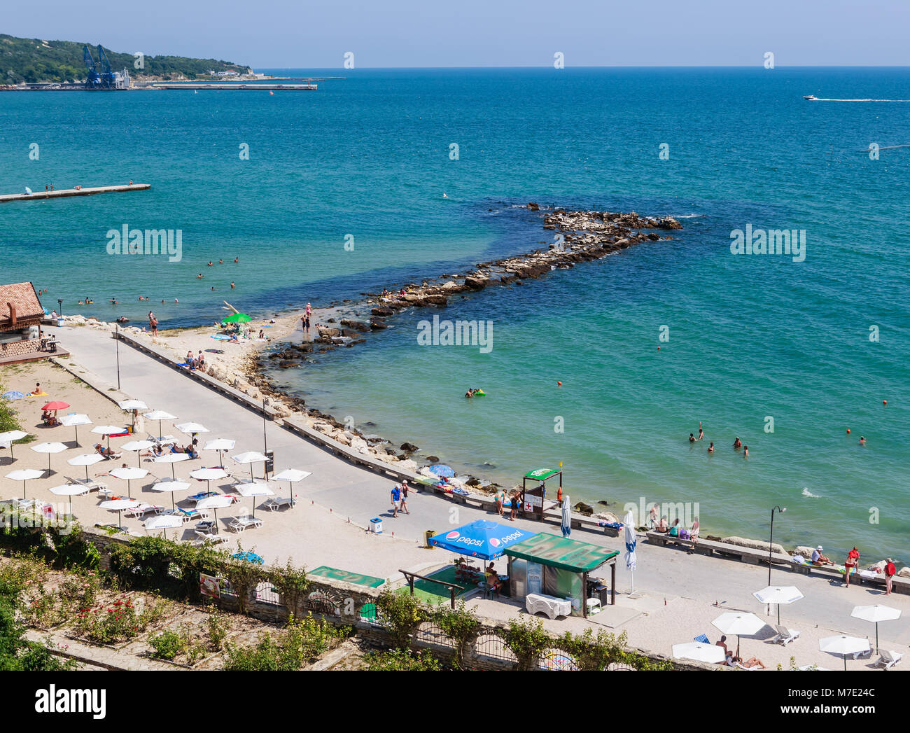 Blauer Himmel, kristallklares Wasser, Strand, Schwarzen Meer. Balchik, Bulgarien Stockfoto