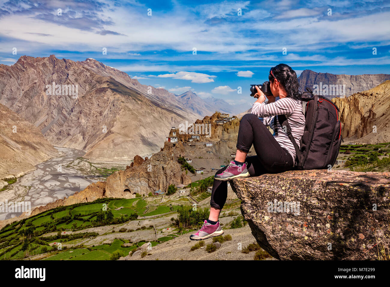 Dhankar Gompa. Spiti Valley, Himachal Pradesh, Indien. Naturfotograf Touristen mit Kamera und stehen auf dem Gipfel des Berges. Stockfoto