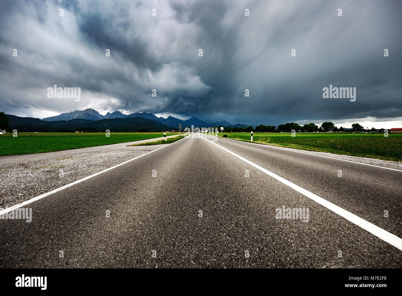Straße, die in einem Sturm - Forggensee und Schwangau, Deutschland Bayern Stockfoto