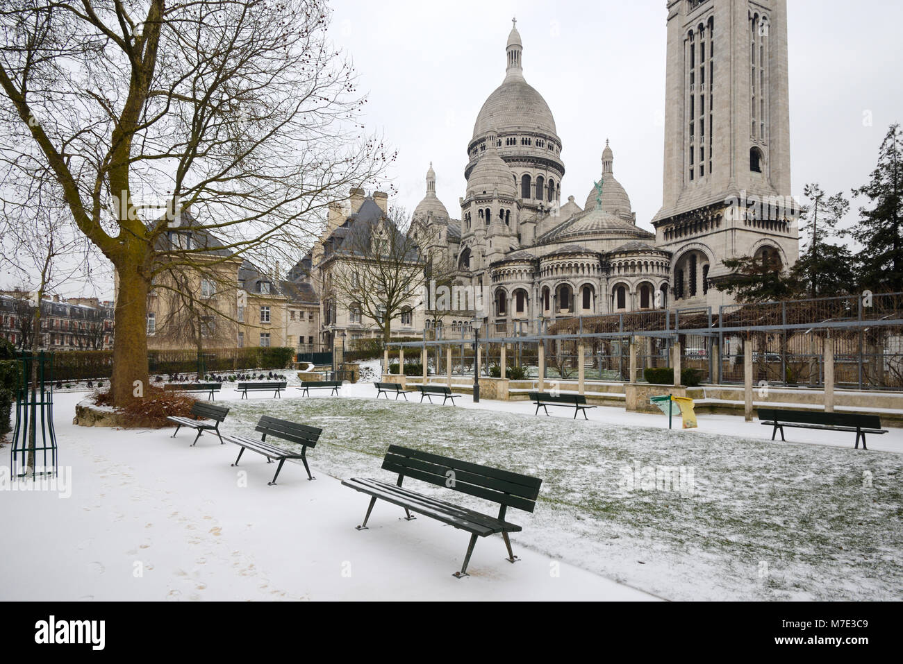 Basilika Sacré-Coeur unter dem Schnee im Winter, Paris, Frankreich Stockfoto