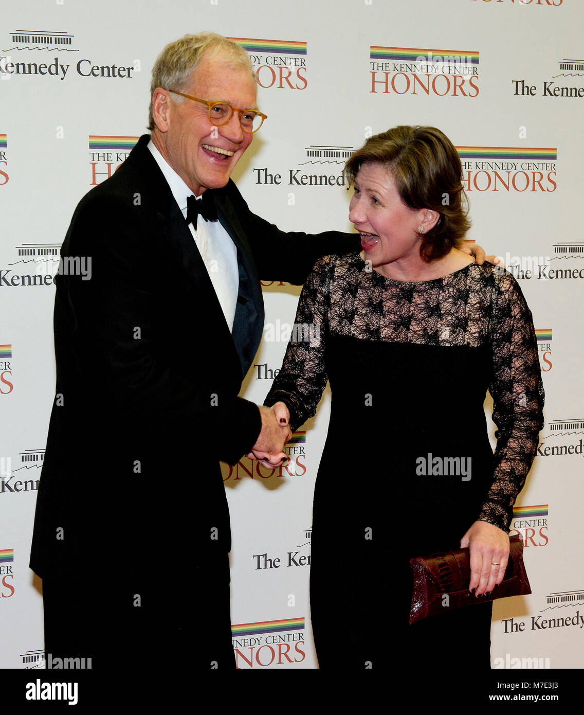 David Letterman und seine Frau Regina, Clown für die Fotografen, wie Sie ankommen für die formale Artist Abendessen zu Ehren des Empfänger der 2012 Kennedy Center Honors von US-Außenministerin Hillary Rodham Clinton im US-Außenministerium in Washington, D.C., am Samstag, dem 1. Dezember 2012. Die 2012 honorees sind Buddy Guy, Schauspieler Dustin Hoffman, bis spät in die Nacht host David Letterman, Tänzer Natalia Makarova, und der britischen Rockband Led Zeppelin (Robert Plant, Jimmy Page und John Paul Jones). Credit: Ron Sachs/CNP/MediaPunch Stockfoto
