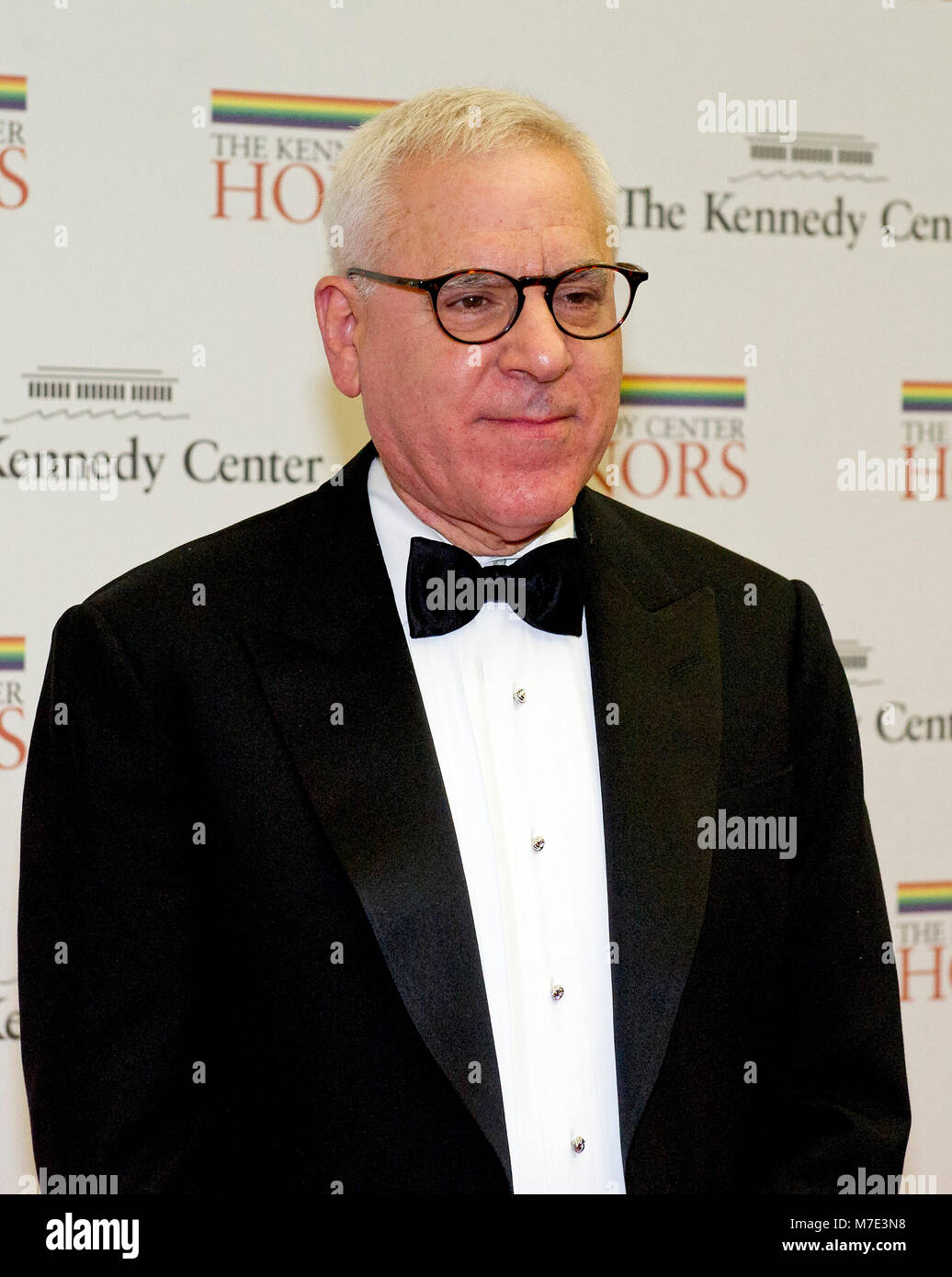 David M. Rubenstein, Mitbegründer der Carlyle Group und Vorsitzender des John-F.-Kennedy Center für Darstellende Künste, kommt für die formale Artist Abendessen zu Ehren des Empfänger der 2012 Kennedy Center Honors von US-Außenministerin Hillary Rodham Clinton im US-Außenministerium in Washington, D.C., am Samstag, dem 1. Dezember 2012. Die 2012 honorees sind Buddy Guy, Schauspieler Dustin Hoffman, bis spät in die Nacht host David Letterman, Tänzer Natalia Makarova, und der britischen Rockband Led Zeppelin (Robert Plant, Jimmy Page und John Paul Jones). Credit: Ron Sachs/CNP/MediaP Stockfoto