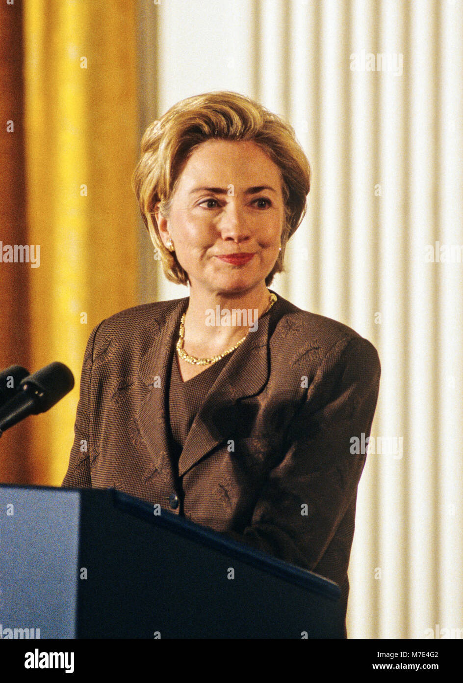 First Lady Hillary Rodham Clinton macht Bemerkungen, die im Verlauf der Veranstaltung durch ihre und US-Präsident Bill Clinton im East Room des Weißen Hauses gehostet, die erweiterte Nutzung des Internet Adoptionen in Washington, D.C. am 24. November 1998 zu stellen. Credit: Ron Sachs/CNP/MediaPunch Stockfoto