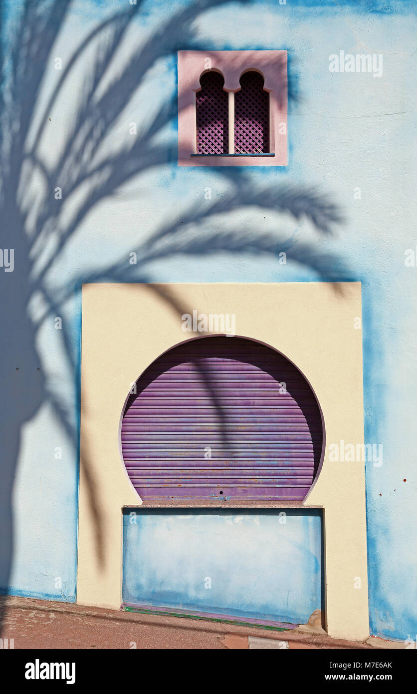 Der Schatten einer Palme ist auf die Wand einer maurischen Besetzung Gebäude am Tivoli World, Benalmadena, Spanien. Stockfoto