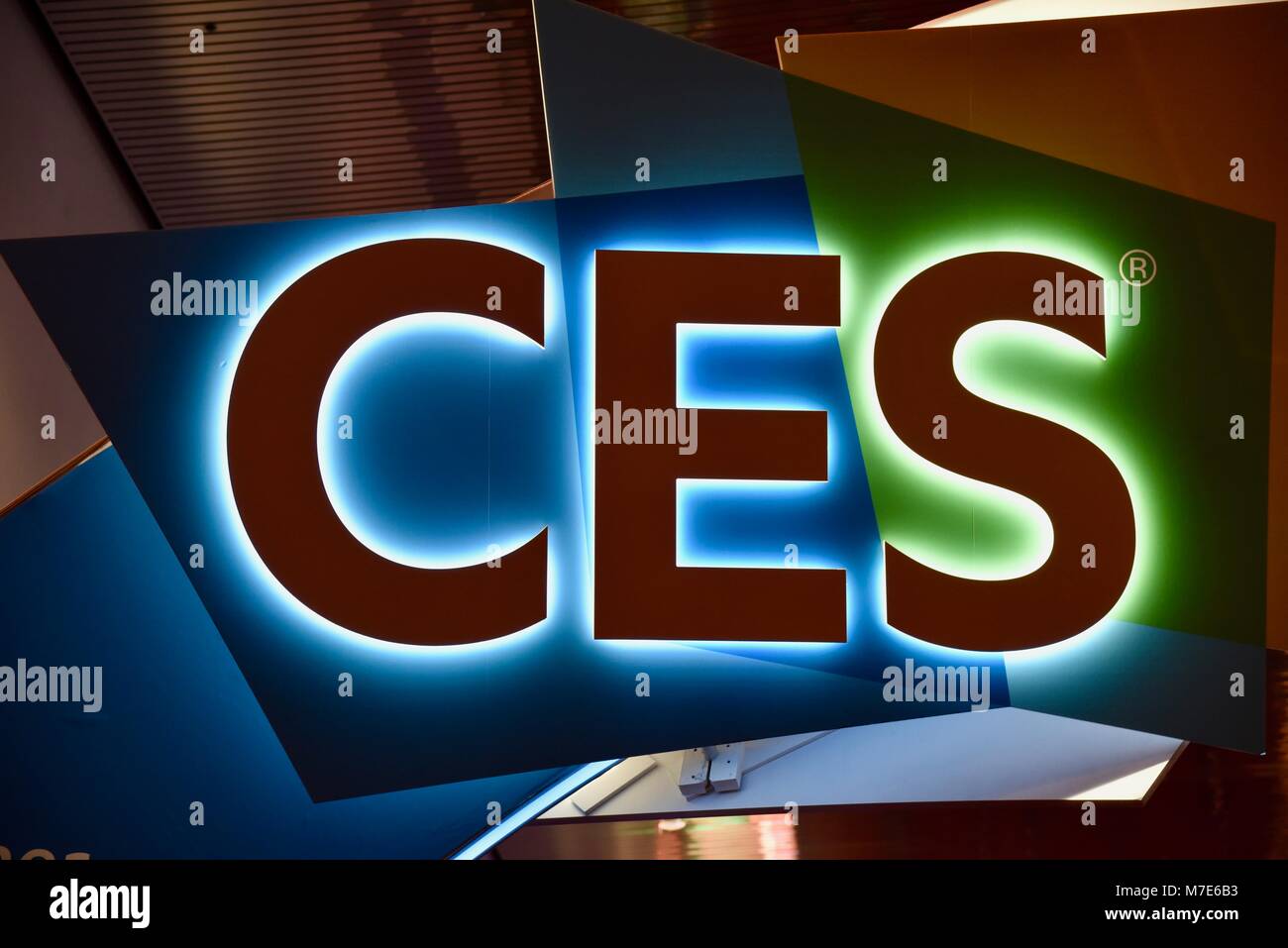 Beleuchtete CES Zeichen für die weltweit größten Consumer Electronics Show am Eingangstor, Central Hall des Las Vegas Convention Center, Las Vegas, NV, USA Stockfoto