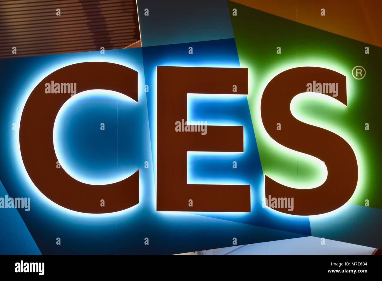 Beleuchtete CES Zeichen für die weltweit größten Consumer Electronics Show am Eingangstor, Central Hall des Las Vegas Convention Center, Las Vegas, NV, USA Stockfoto