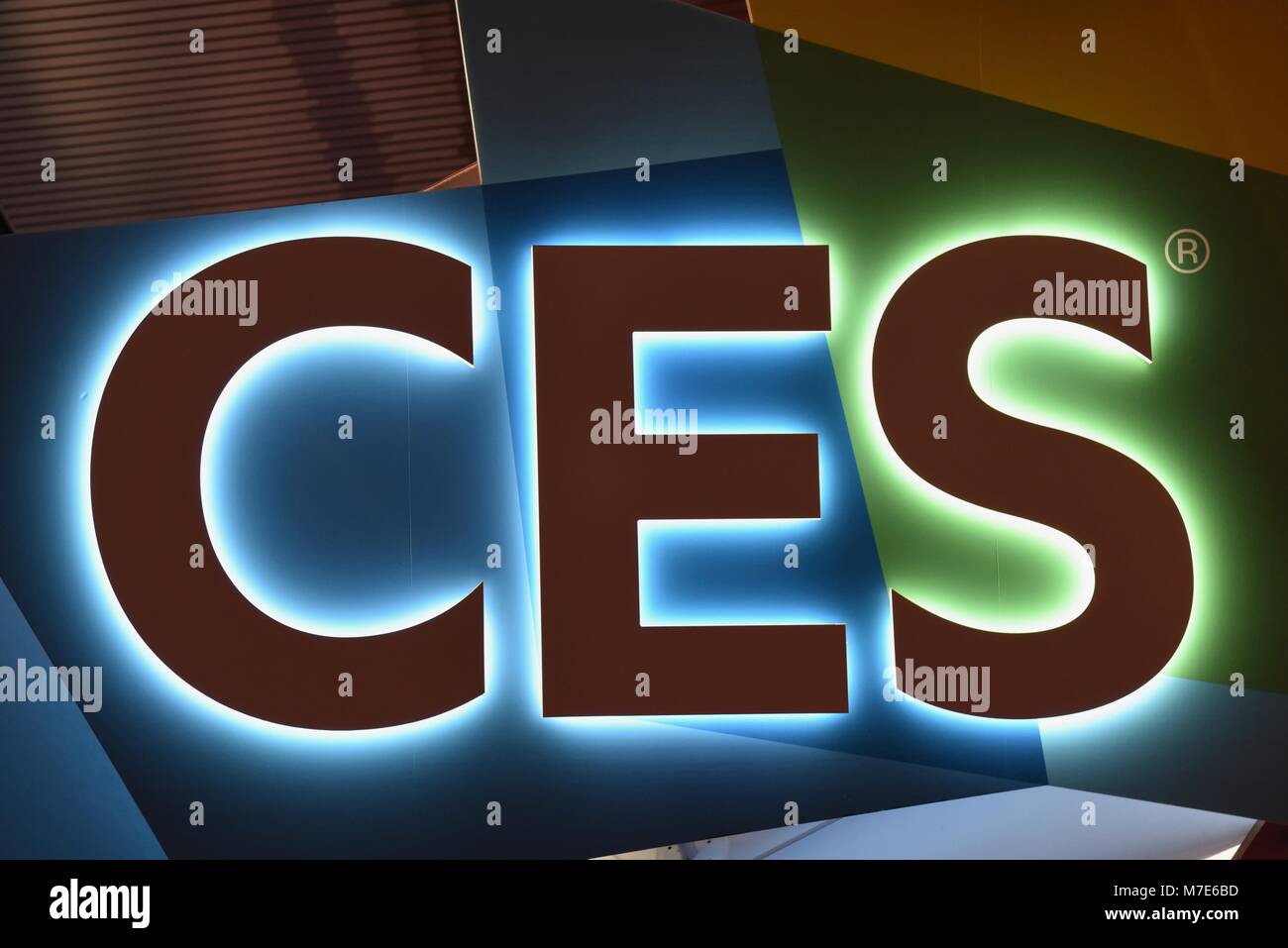 Beleuchtete CES Zeichen für die weltweit größten Consumer Electronics Show am Eingangstor, Central Hall des Las Vegas Convention Center, Las Vegas, NV, USA Stockfoto