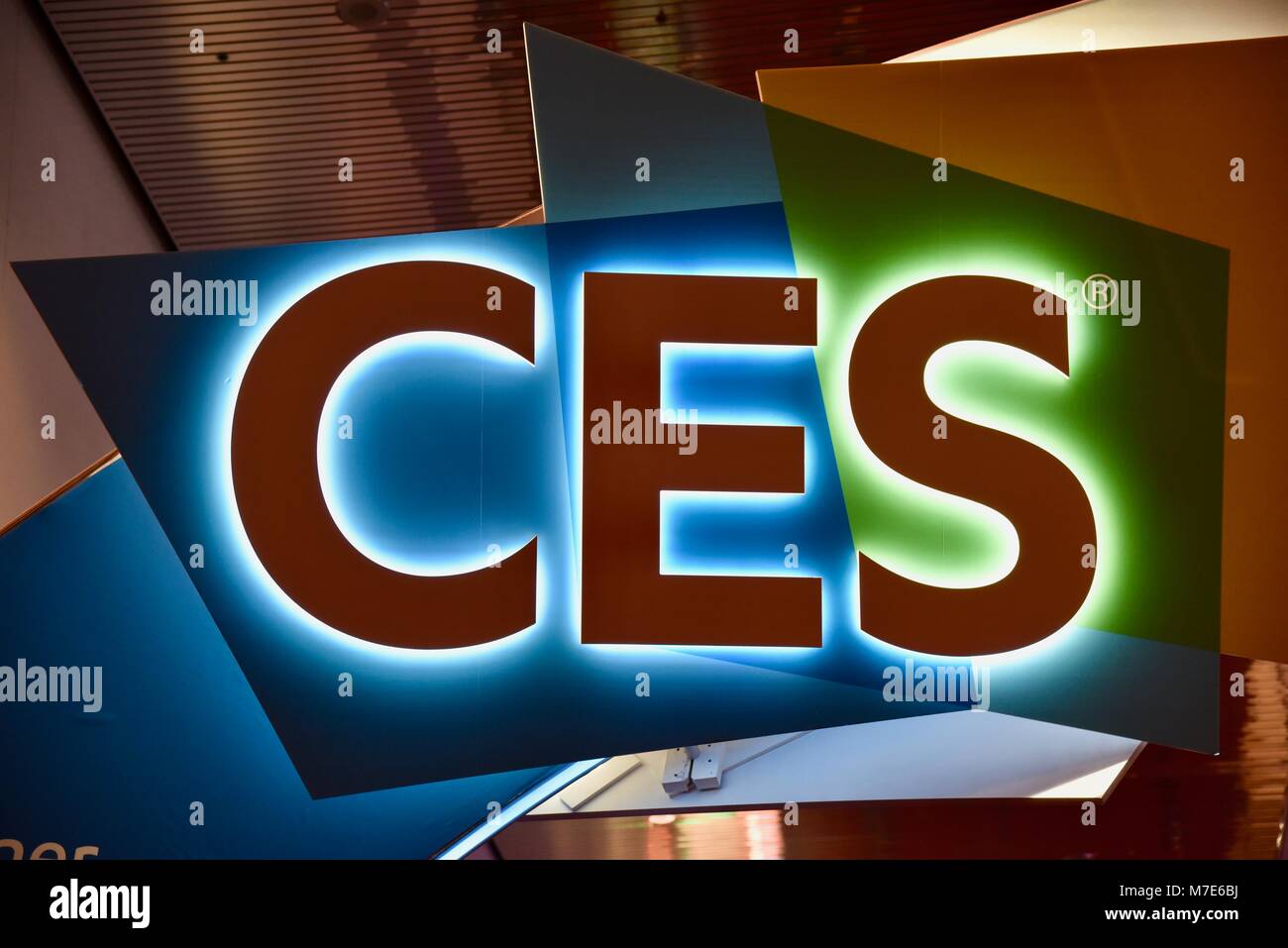 Beleuchtete CES Zeichen für die weltweit größten Consumer Electronics Show am Eingangstor, Central Hall des Las Vegas Convention Center, Las Vegas, NV, USA Stockfoto