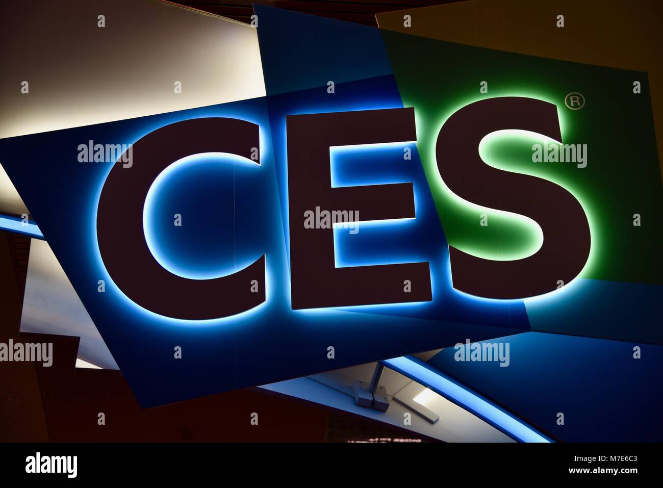 Beleuchtete CES Zeichen für die weltweit größten Consumer Electronics Show am Eingangstor, Central Hall des Las Vegas Convention Center, Las Vegas, NV, USA Stockfoto