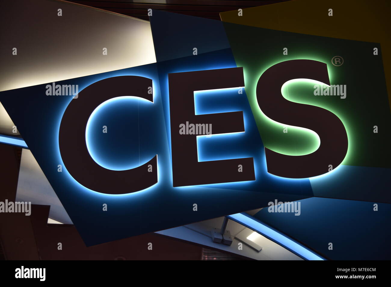 Beleuchtete CES Zeichen für die weltweit größten Consumer Electronics Show am Eingangstor, Central Hall des Las Vegas Convention Center, Las Vegas, NV, USA Stockfoto