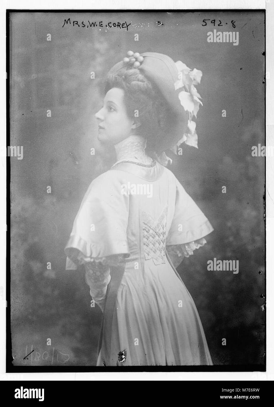 Das Bild zeigt Mrs. W. E. Corey, eine historische Figur, die wahrscheinlich die amerikanische Gesellschaft des 19. Jahrhunderts repräsentiert. Das Porträt fängt ihre Gesichtszüge und Kleidung ein und spiegelt die Mode und sozialen Normen der damaligen Zeit wider. Stockfoto