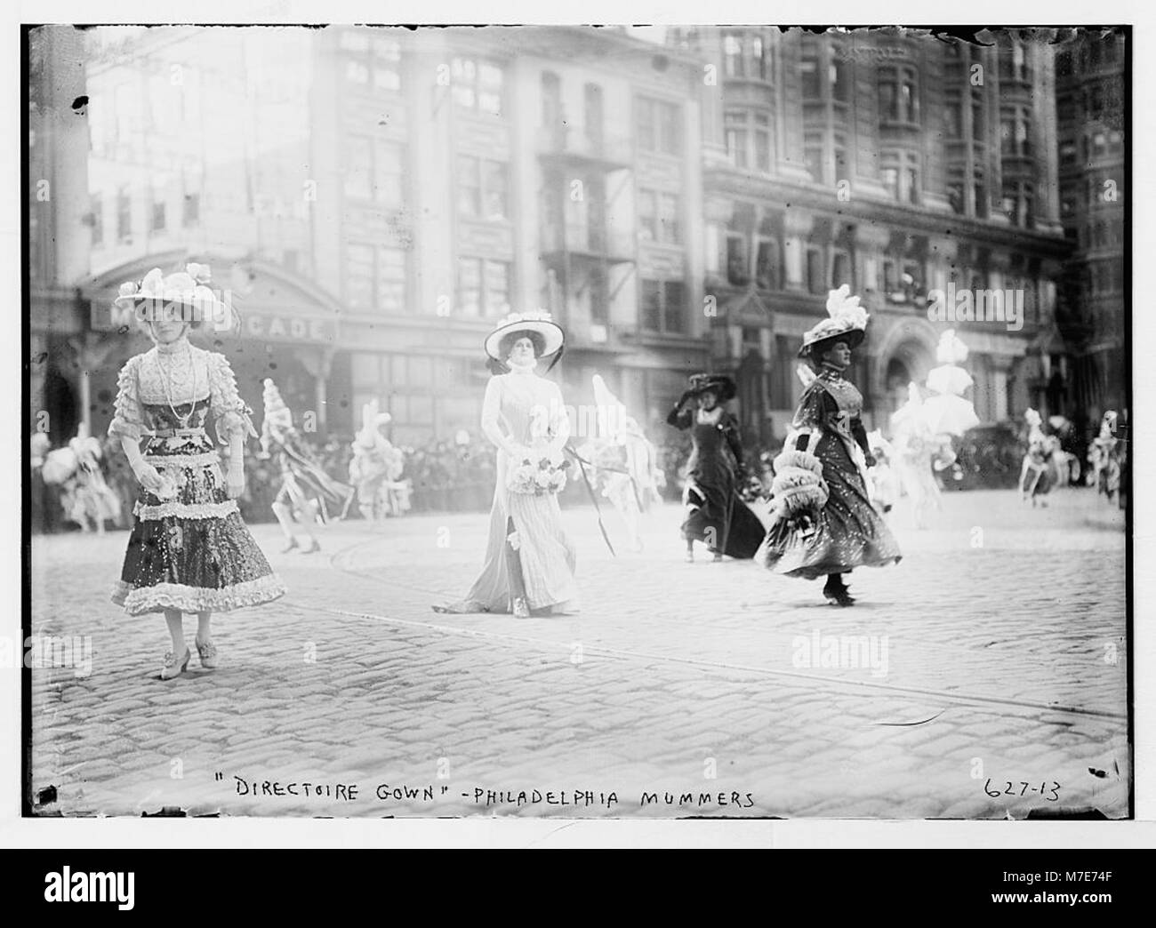 Ein festliches Foto von Mummern in Kleidern im Directoire-Stil während der Neujahrsfeier in Philadelphia, die traditionelle Trachten in einer historischen Parade zeigen. Stockfoto
