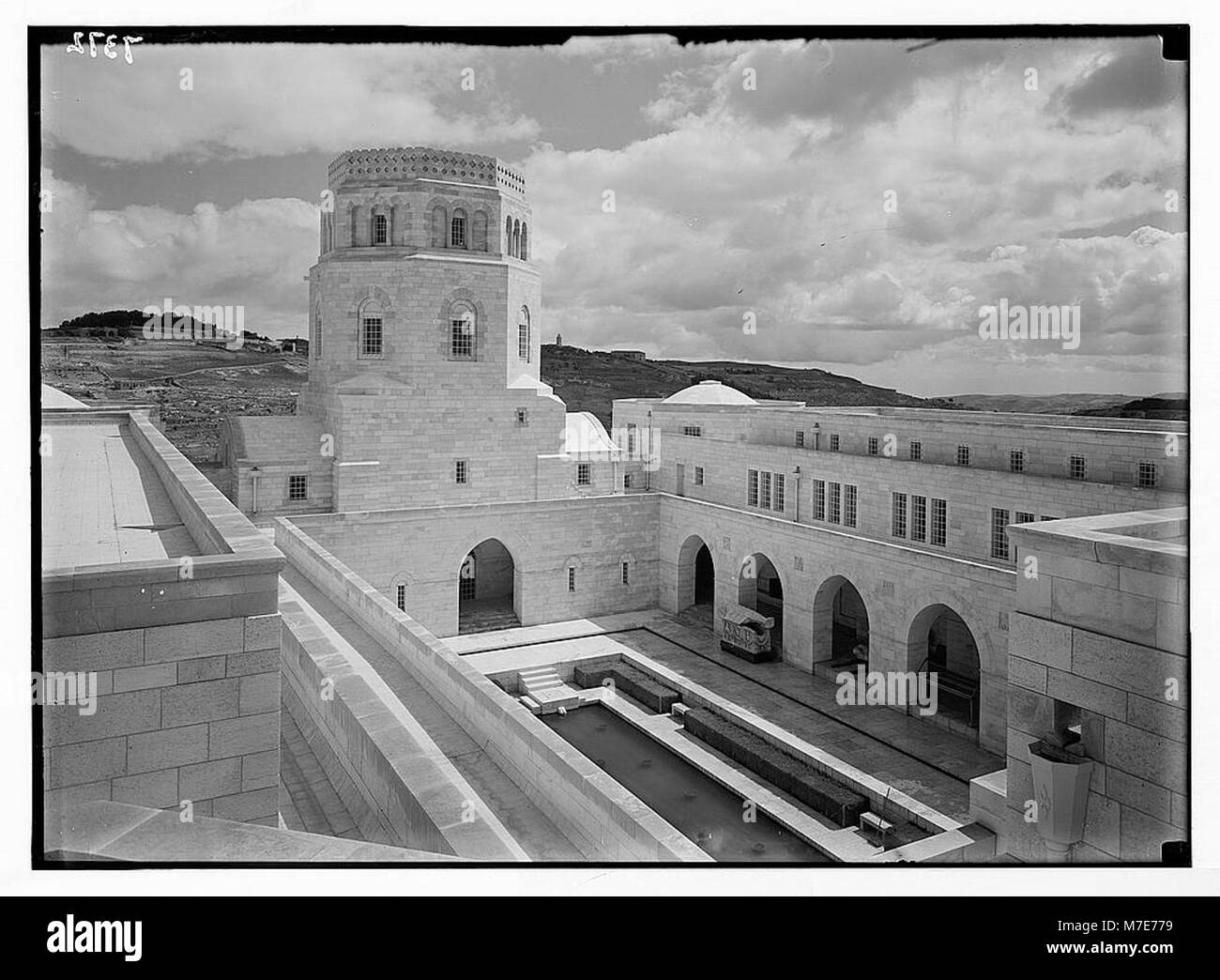 Ein Foto des Rockefeller Museums in Jerusalem, das den Turm und den Innenhof zeigt und die architektonischen Merkmale des Museums feststellt. Stockfoto