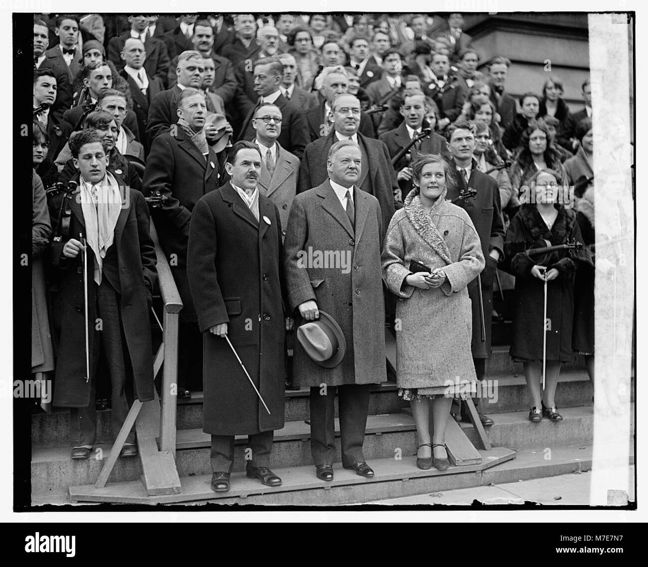 National High School Orchester mit Präsident Herbert Hoover, und Joe Maddy (links neben der Präsident,) vor der Staat, Krieg und Marine Building, Washington, D.C. LCCN 2016826951 Stockfoto