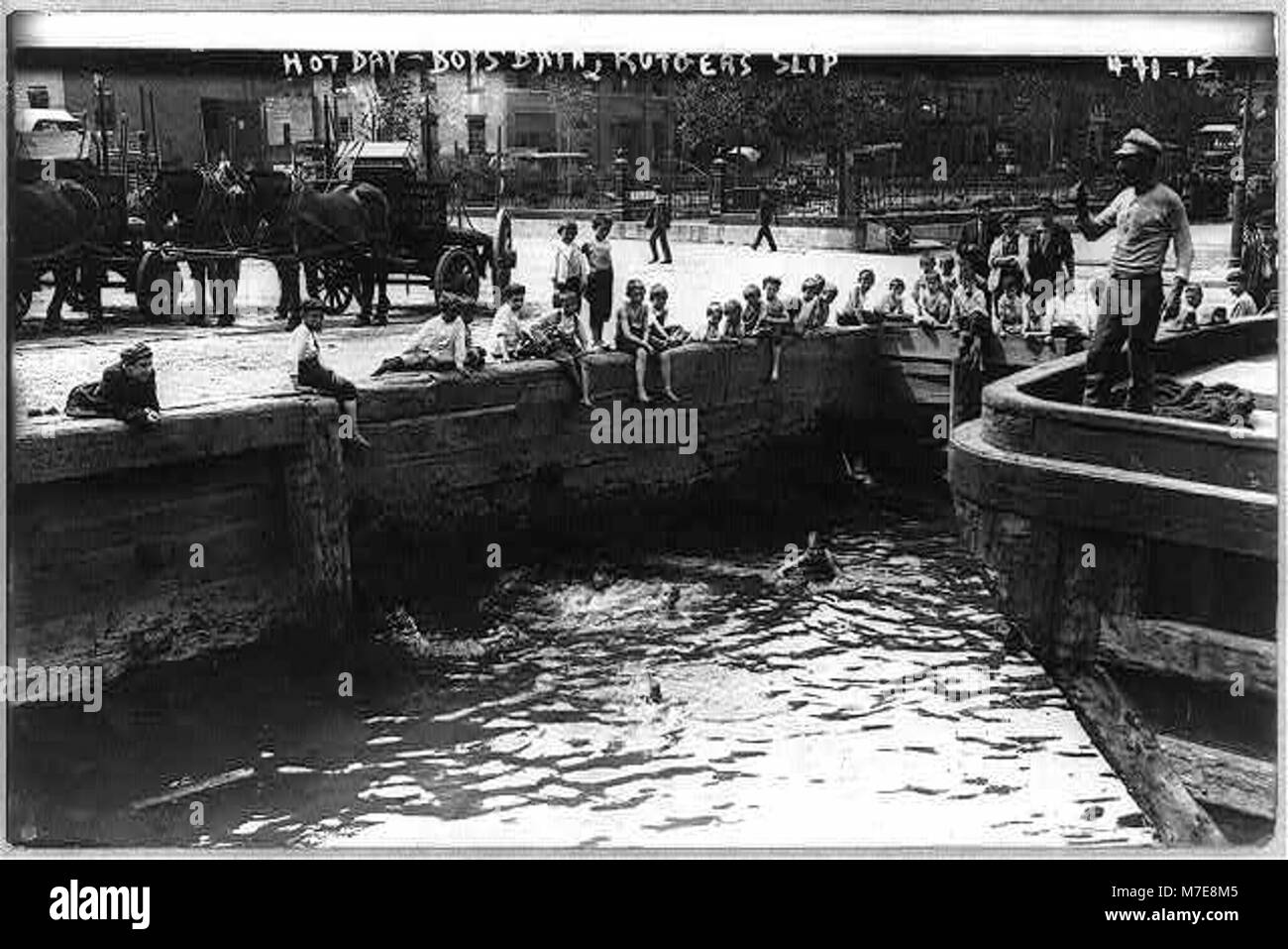 New York City. Die jungen Schwimmen am Dock. Rutgers Slip, Ca. 1908 LCCN 2007682293 Stockfoto