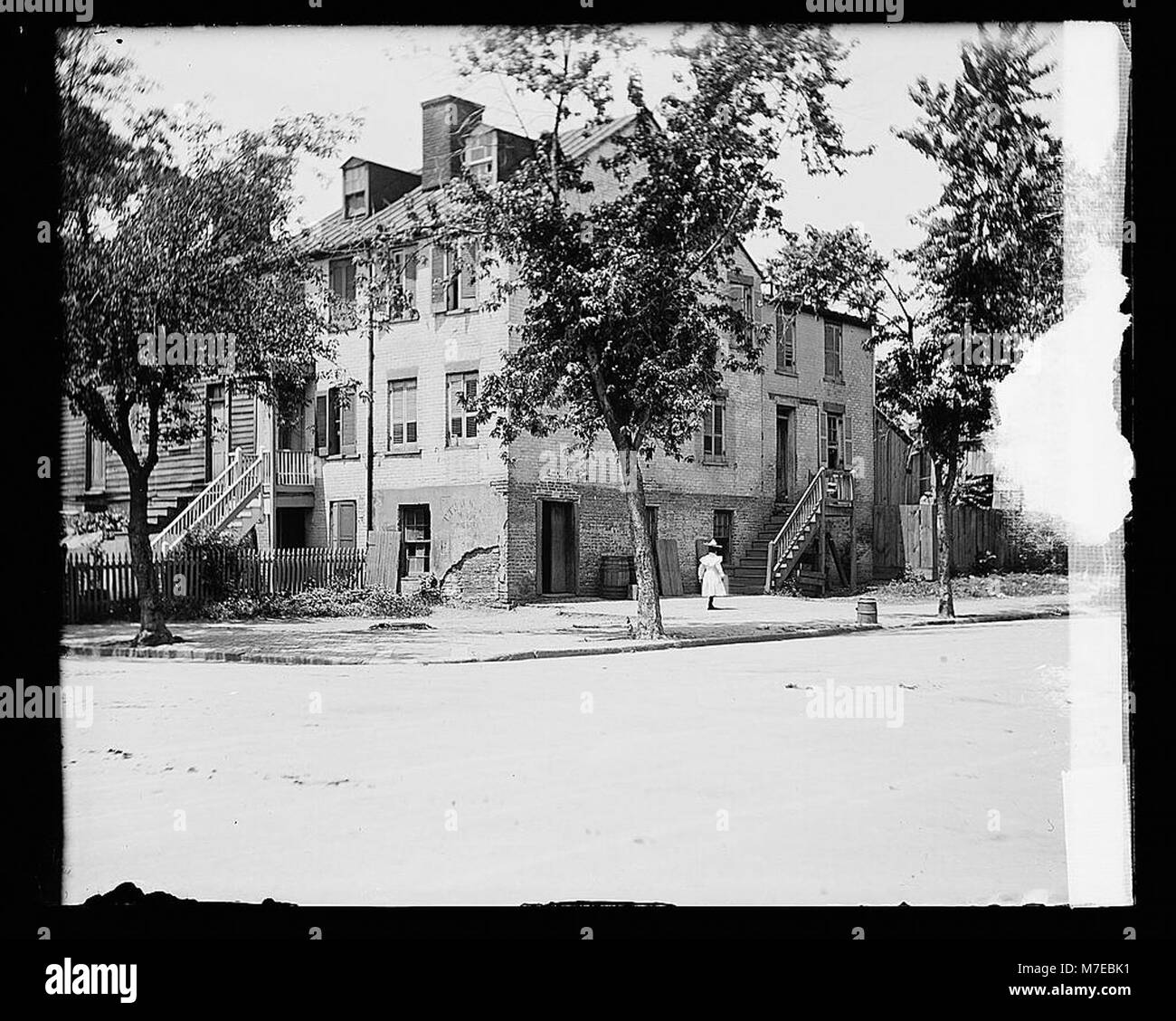 Ein Foto eines alten Hauses in der 9th & S Street, Southwest, Washington, D.C. das Bild fängt die historische Architektur einer Residenz aus dem frühen 20. Jahrhundert ein und bietet einen Einblick in das Wohnleben der Stadt. Stockfoto