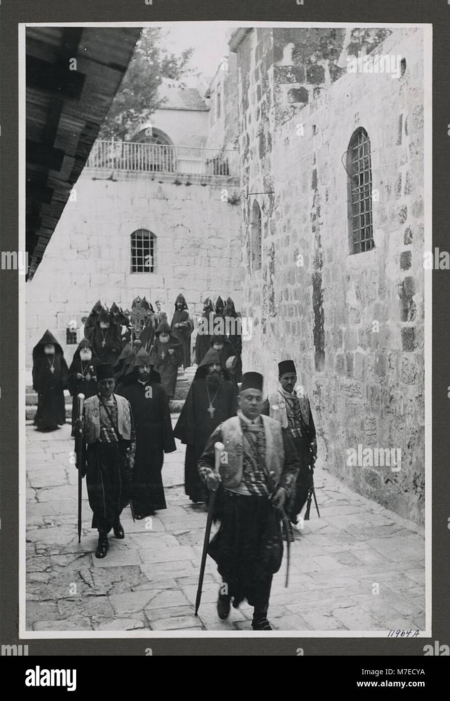 Foto des offiziellen Eintritts des armenischen Patriarchen in eine Basilika während des Palmensonntags, einem wichtigen religiösen Ereignis in der armenischen christlichen Tradition. Stockfoto