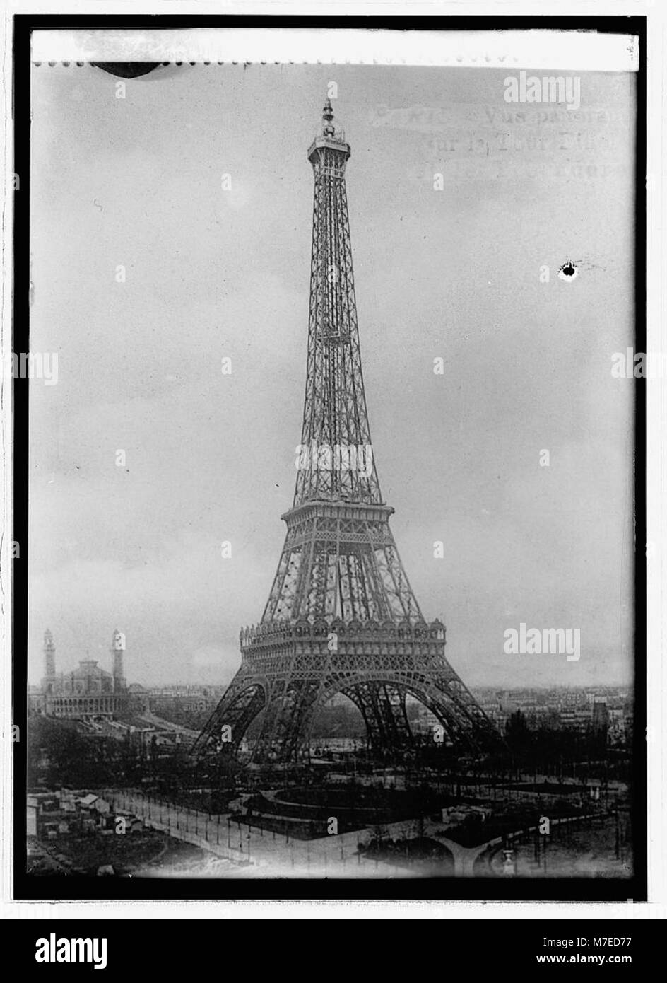Der Eiffelturm in Paris, in einer klassischen Ansicht mit seiner ikonischen Eisenstruktur. Dieses Foto hebt die architektonische Bedeutung des Turms und seine Rolle als Wahrzeichen in der französischen Geschichte hervor. Stockfoto