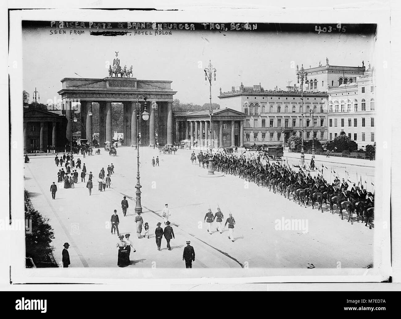 Dieses Bild zeigt den Pariser Platz und das Brandenburger Tor in Berlin, vom Hotel Adlon aus gesehen. Auf dem Foto werden diese berühmten Wahrzeichen hervorgehoben und Berlins historische und architektonische Bedeutung veranschaulicht. Stockfoto