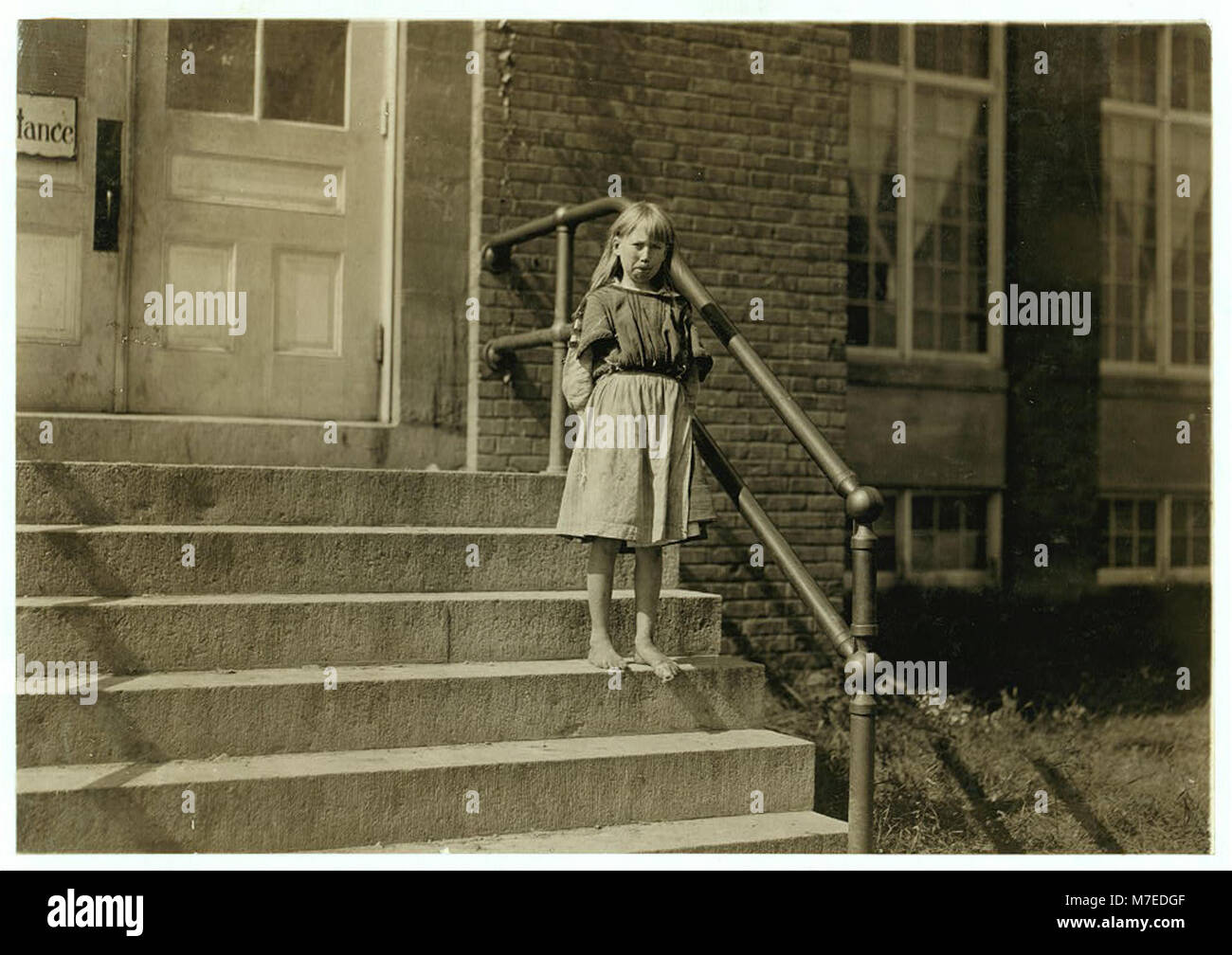 Ein Foto von Pearl, 10 Jahre alt, die ihrer Mutter im Webzimmer der Pickett Cotton Mill in High Point, North Carolina, hilft, zusammen mit ihrem 8-jährigen Bruder. Stockfoto