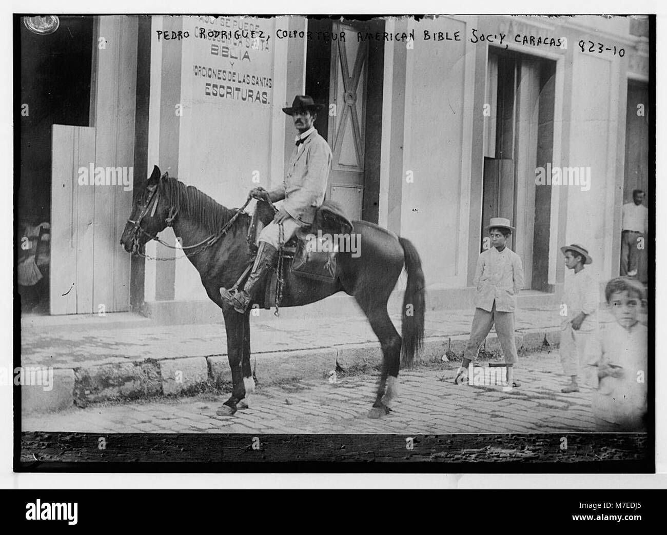 Pedro Rodriguez wird als Kolporteur der American Bible Society in Caracas auf einem Pferd gezeigt. Das Bild fängt seine Rolle bei der Verteilung religiöser Materialien in Venezuela ein. Stockfoto