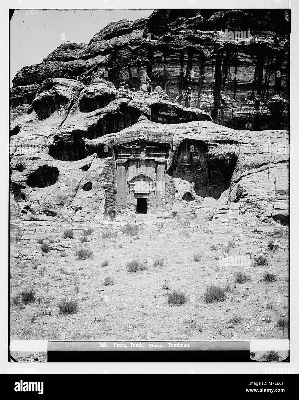 Eine Fotografie des Grabes mit drei Urnen in Petra, Jordanien, einem antiken Felsendenkmal der nabatäischen Architektur. Stockfoto