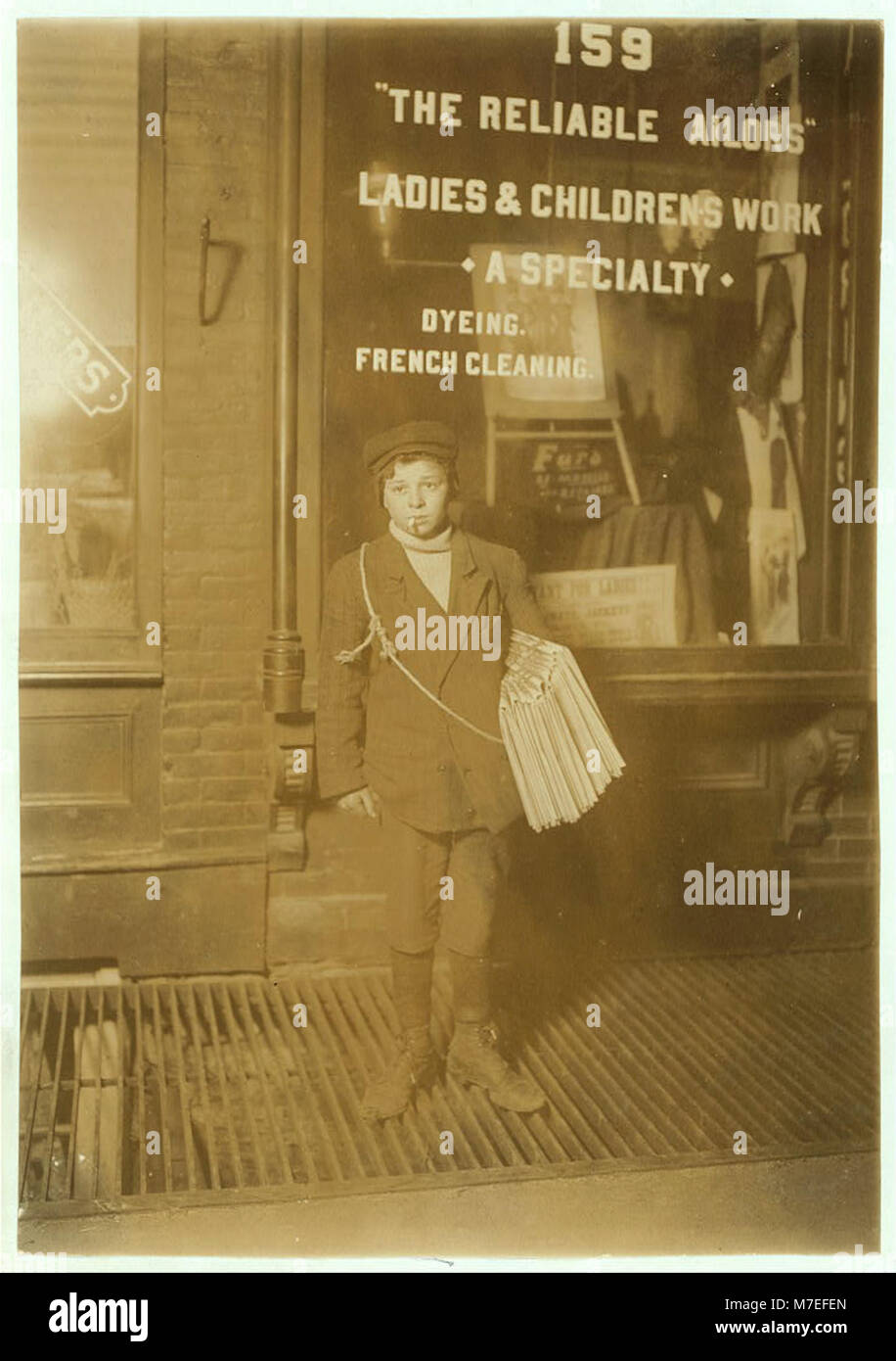 Ein Foto vom 23. Februar 1908, das John Newman in der 332 East 19th Street dokumentiert. Das Bild fängt seine Geschichte ein, in der er spät beim Verkauf von Waren arbeitete und möglicherweise jünger war als berichtet, was das städtische Leben und die Arbeit im New York Anfang des 20. Jahrhunderts widerspiegelt. Stockfoto