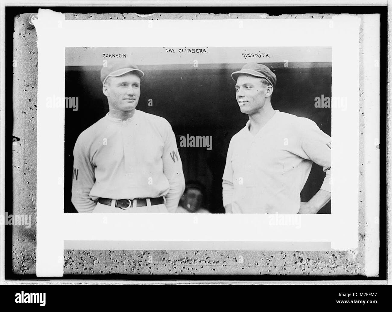 „The Climbers“ von Johnson & Ainsmith zeigt einen waghalsigen und dramatischen Aufstieg und zeigt die Herausforderung und Entschlossenheit des Bergsteigens. Die Arbeit konzentriert sich auf körperliche Ausdauer und das Streben nach neuen Höhen. Stockfoto