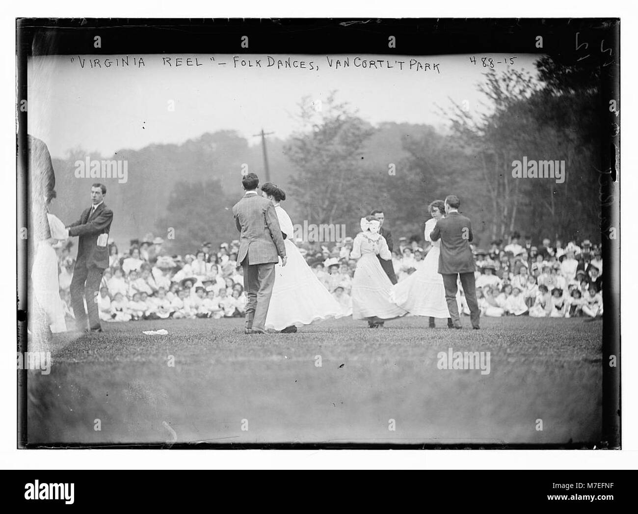 Ein historisches Bild, das Menschen zeigt, die den Volkstanz „Virginia Reel“ im Van Cortlandt Park in New York aufführen, der die amerikanischen Volkstraditionen des 19. Jahrhunderts widerspiegelt. Stockfoto