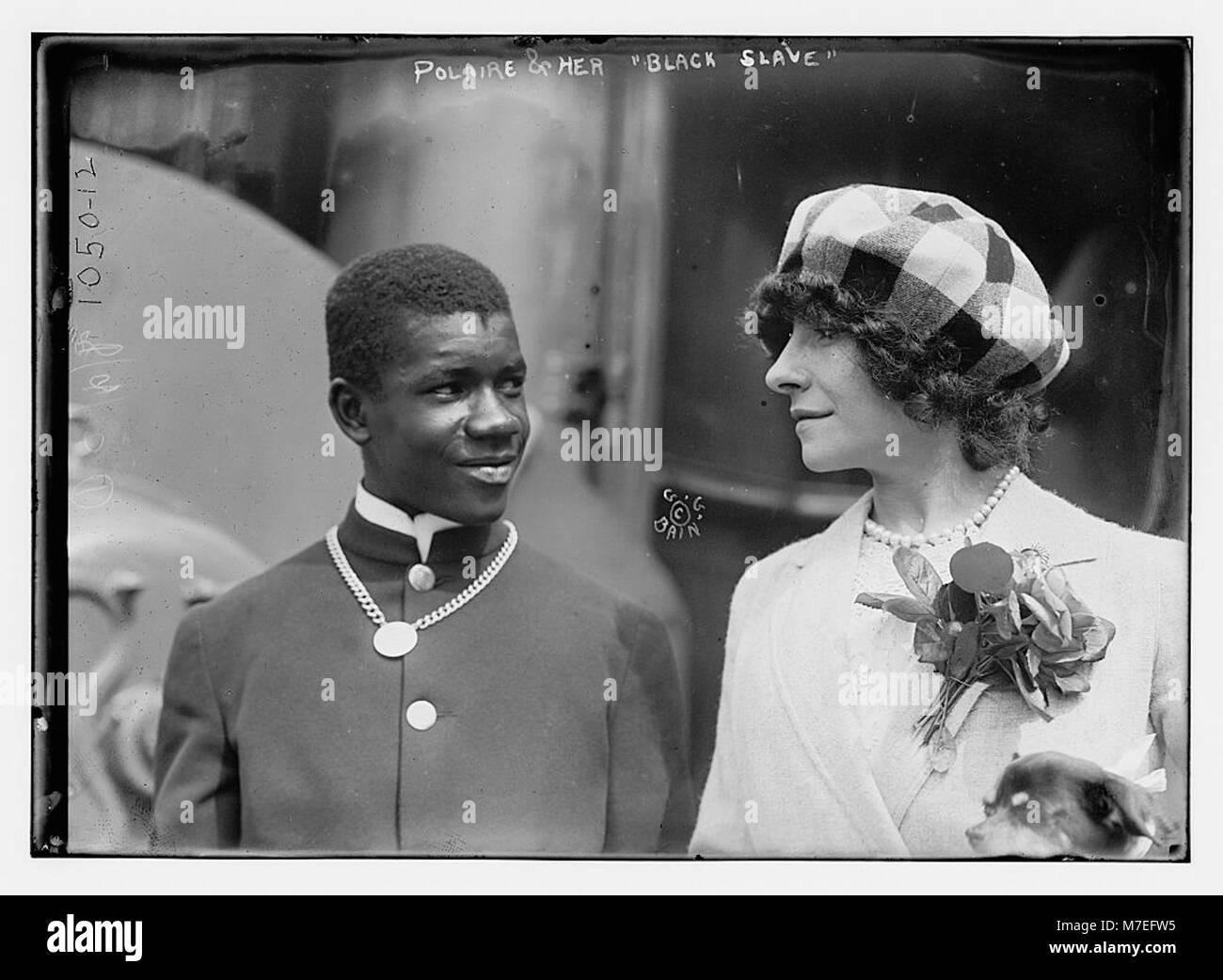 Dieses Bild zeigt die französische Sängerin Polaire, die mit ihrem Black Slave-Charakter auftritt und den theatralischen und kulturellen Kontext der Zeit in der europäischen Performance-Kunst widerspiegelt. Stockfoto