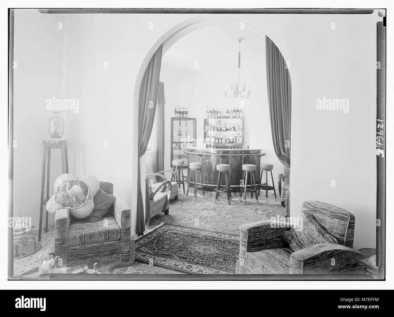 Ein Foto, das verschiedene polnische Gruppen zeigt, die sich im Dom Polski versammelten, und ihre gemeinschaftlichen und kulturellen Aktivitäten in einer sozialen oder familiären Umgebung hervorhebt. Stockfoto