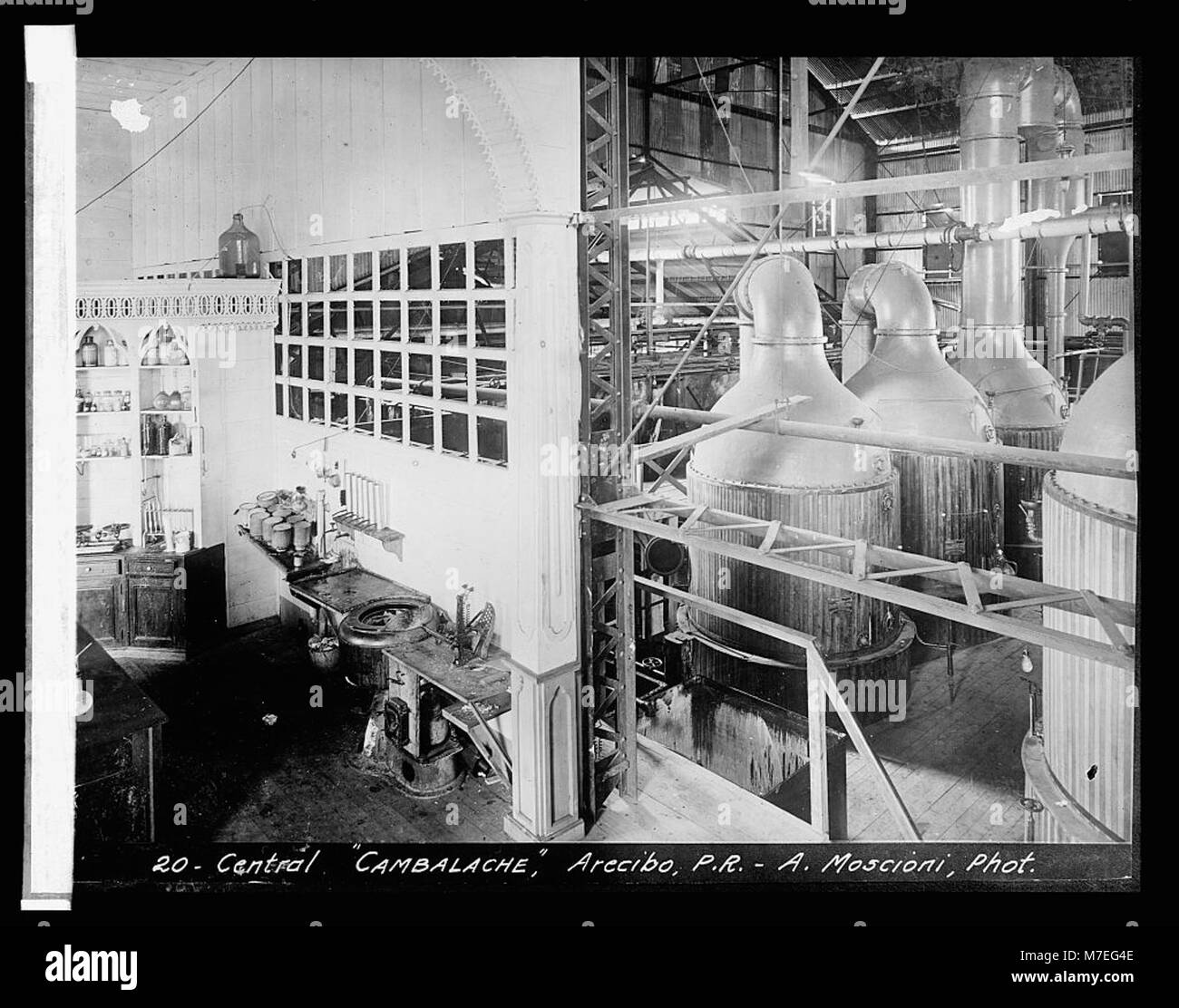 Eine Darstellung von Porto Rico, auch bekannt als Puerto Rico, befindet sich auf den Westindischen Inseln. Das Bild stellt eine zentrale Straßenszene mit dem Titel „Cambalache“ dar, die das Wesen des täglichen Lebens in der Region feststellt. Stockfoto